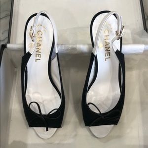 CHANEL Black/White Fabric Vintage Peep Toe Sling Back Heels W/ Bow Size 6.5.